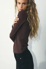 Camiseta negra de manga larga con cuello redondo y corte ajustado.