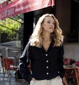 Camisa de lino negra con volados en el delantero y botones brillosos en color plata.