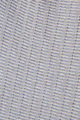 Conjunto de bikini azul denim con textura acanalada. El corpiño es de triángulo con tirantes finos y la braguita es de corte clásico con lazos laterales.