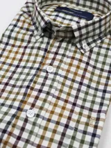 Camisa de hombre a cuadros azules y blancos, de algodón, con cuello abotonado y logo bordado en el pecho.
