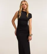 Vestido midi de poliéster y elastano, color rojo, con escote recto asimétrico hombro a hombro, fruncido en el hombro y encaje en la parte baja trasera.