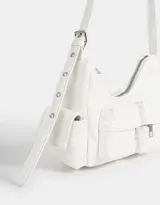 Bandolera blanca con asa de hombro regulable, cierre superior, doble bolsillo frontal con cierre y bolsillos laterales con solapa y broche con botón.