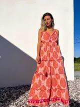 Vestido largo de tirantes con estampado boho en tonos naranja y rosa.