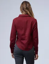 Camisa en símil suede color gris, con cuello con solapa y delantera fruncida, de marca Ninety.