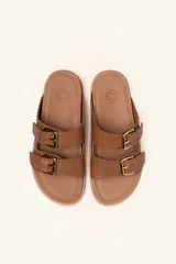 Sandalias marrones de cuero vacuno con doble tira y hebillas metálicas ajustables.