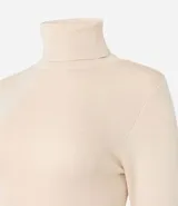 Suéter de punto color blanco, con cuello alto estructurado, manga larga y efecto texturizado.