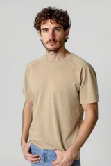 Remera color beige de corte recto y mangas cortas.