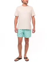 Short de baño celeste con estampado de ballenas en azul y gris. Tiene cintura elástica con cordón ajustable y bolsillos laterales.