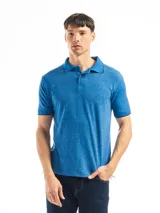 Remera polo verde con cuello y mangas con borde blanco, confeccionada en algodón.