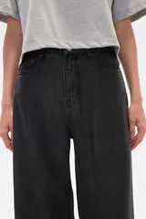 Pantalón de jean azul oscuro, de corte recto y tiro alto.