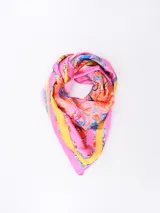 Pañuelo cuadrado de seda color rosa con estampado abstracto multicolor y borde amarillo.
