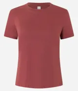 Remera celeste de media malla con cuello redondo y mangas cortas.