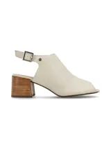 Sandalia peep toe color blanco hueso, confeccionada en cuero, con taco de madera y hebilla metálica.