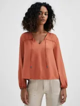 Blusa color marrón con escote en V y mangas largas.