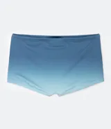 Sunga de baño tipo bóxer confeccionada en microfibra con estampa degradé en tonos de azul.
