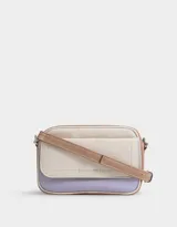 Bandolera rectangular de cuerina texturada en color crema, lila y beige. Tiene correa regulable desmontable, bolsillo frontal con solapa y broche con botón, y acceso mediante cierre superior.