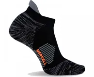 Calcetines deportivos grises de corte bajo, marca Merrell, con logo en color naranja.
