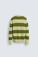Sweater de punto a rayas horizontales anchas color verde oliva y verde claro, con cuello polo y mangas largas. Tejido en hilatura con algodón y lino, con terminaciones en rib.