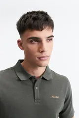 Polo marrón con textura y logo bordado.