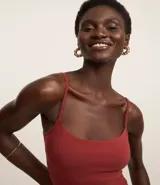 Vestido corto color rosado, de escote recto, con breteles finos y confeccionado en algodón con elastano.