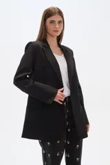 Blazer negro de poliéster con cuello solapa, corte holgado, cierre con botón y bolsillos frontales.