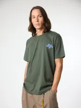 Camiseta verde militar de manga corta con estampado en el lateral superior izquierdo y en la espalda con el logo de la marca Blue Banana en celeste.