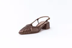 Zapato plateado de cuero con talón descubierto y tira trasera. Capellada con tiras horizontales.