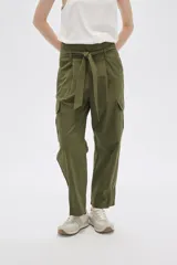 Pantalón verde oliva estilo cargo, de tiro alto, con bolsillos laterales y lazo en la cintura.