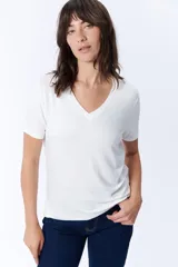 Remera blanca de manga corta con escote en V.