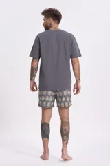 Remera gris de corte clásico y mangas cortas.