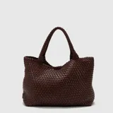 Bolso tote color marrón con diseño trenzado y doble asa de hombro. Incluye un estuche interior desmontable con cierre.