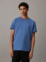Remera azul de algodón con cuello redondo, mangas cortas y logo bordado de Calvin Klein en el pecho.