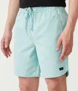 Bermuda celeste de algodón con cintura elástica ajustable con cordón y etiqueta lateral con logo de la marca.