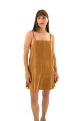 Vestido corto marrón de gamuza, con breteles finos y corte recto.