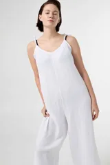 Mono beige de tirantes regulables y corte amplio, fabricado en tejido ligero.