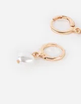 Aros colgantes cortos con argolla dorada y dije en forma de corazón de perla, con cierre a presión.