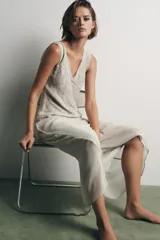 Vestido midi gris con estampado floral y abalorios, escote en V y tirantes anchos.