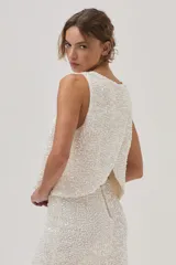 Minifalda de lentejuelas color blanco sobre base de terciopelo ligero.