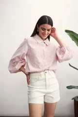 Short de jean color blanco, de tiro alto y corte recto.