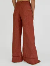 Pantalón de lino color amarillo, de corte palazzo y tiro alto.