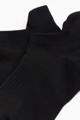 Pack de tres pares de medias deportivas negras de corte bajo, confeccionadas con tejido DryMove™ que absorbe la humedad. Cuentan con secciones de ventilación en malla, soporte de arco y secciones reforzadas en punta y talón.