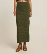 Pollera recta long midi color verde militar, con cintura elástica y confeccionada en tejido de punto con mix de puntos.