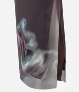 Vestido midi de tul con estampado floral abstracto, escote cuadrado y breteles finos ajustables.