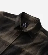 Camisa regular de algodón con estampado de cuadros en tonos verde y negro, cuello camisero, manga larga, abotonada al frente y bolsillo en el pecho.