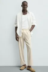 Pantalón azul marino de corte recto, con cintura elástica ajustable con cordón, bolsillos laterales y traseros.