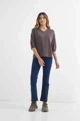 Sweater negro de tejido de punto, con escote en V y mangas 3/4.