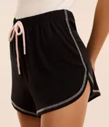 Short de pijama negro con cintura elástica, cordón ajustable y ribete en contraste.