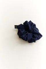 Scrunchie en color azul marino, ideal para atar el cabello de forma sencilla y stylish.
