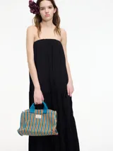 Vestido largo strapless negro de fit amplio con volados en el bajo.
