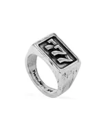 Anillo de sello cuadrado con la elevación tallada '777', hecho de latón y bañado en plata de 12 micras.
